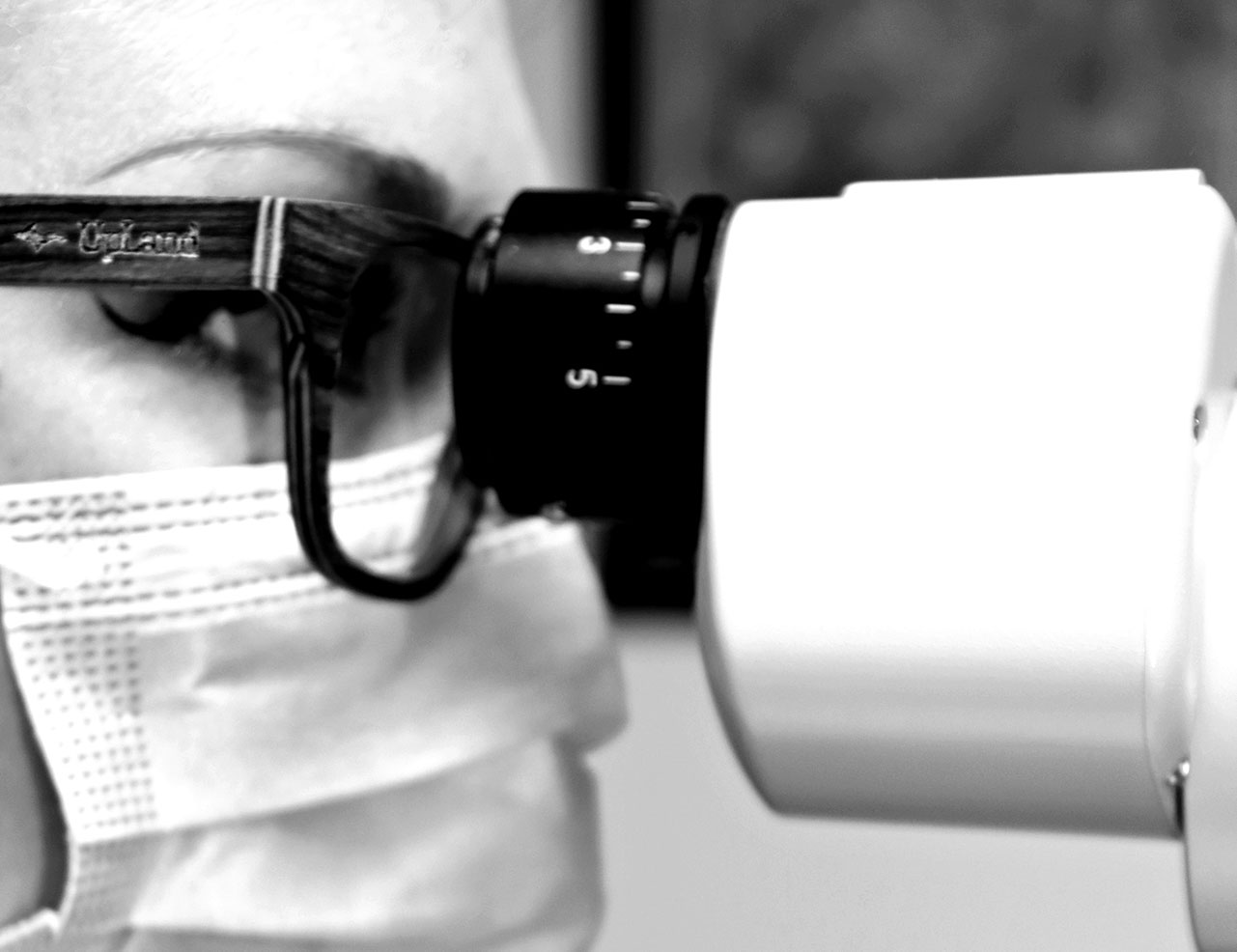 FACEMASKALPSLBW woman using slit lamp